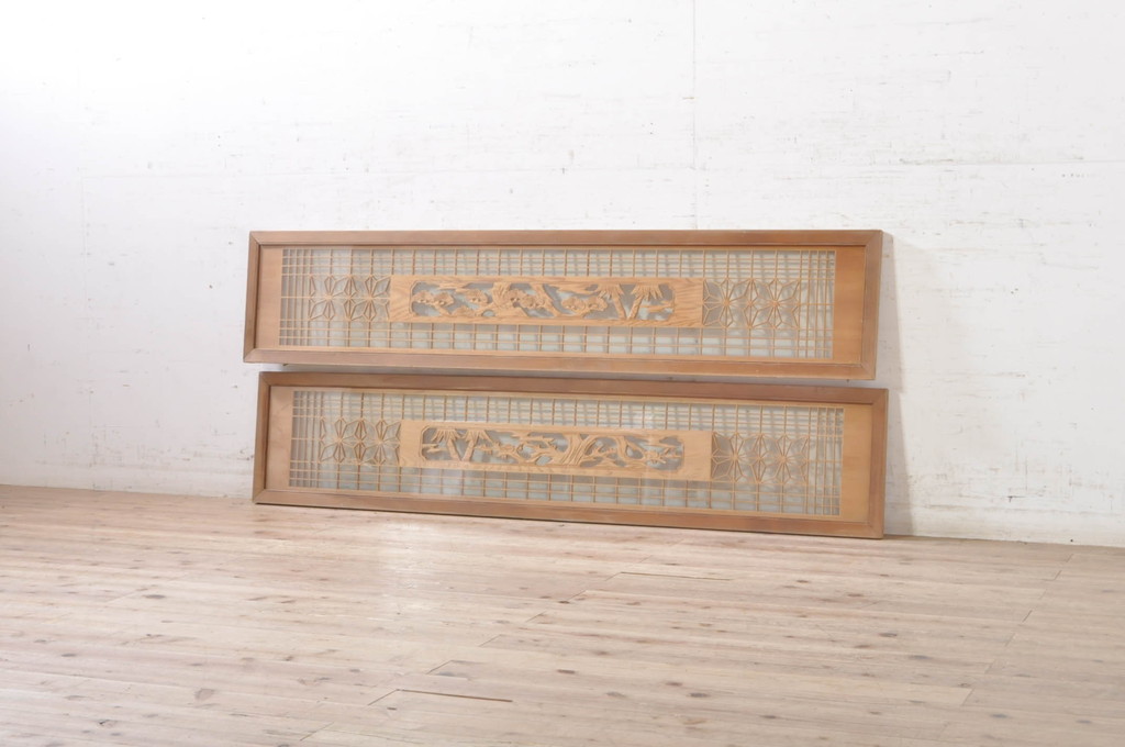 ビンテージ建具　松竹梅の彫刻が目を惹く上品な組子入り彫刻欄間2枚セット(明り取り、明かり取り、ヴィンテージ)(R-073467)