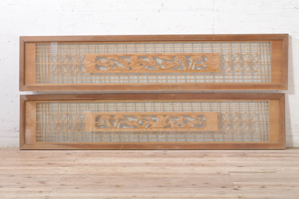 ビンテージ建具　松竹梅の彫刻が目を惹く上品な組子入り彫刻欄間2枚セット(明り取り、明かり取り、ヴィンテージ)(R-073467)