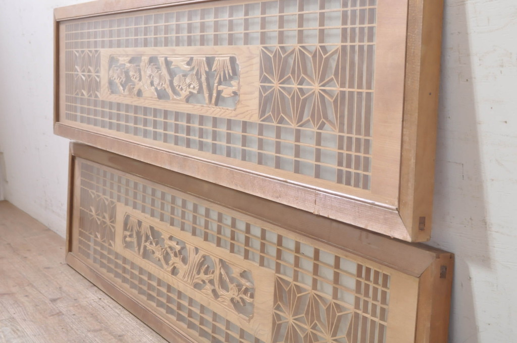 ビンテージ建具　松竹梅の彫刻が目を惹く上品な組子入り彫刻欄間2枚セット(明り取り、明かり取り、ヴィンテージ)(R-073467)