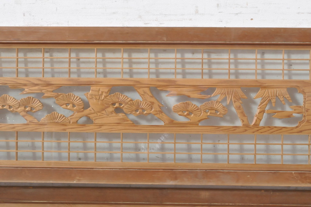 ビンテージ建具　松竹梅の彫刻が目を惹く上品な組子入り彫刻欄間2枚セット(明り取り、明かり取り、ヴィンテージ)(R-073467)
