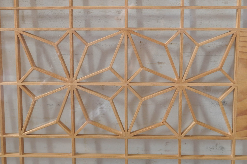ビンテージ建具　松竹梅の彫刻が目を惹く上品な組子入り彫刻欄間2枚セット(明り取り、明かり取り、ヴィンテージ)(R-073467)
