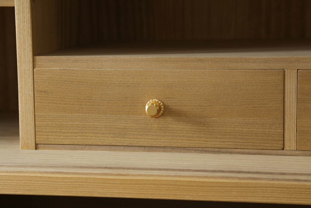 総桐箪笥の見た目を変えずに綺麗にリペア!すべての金具を取り外し、本体の表面についている砥の粉を落として洗い出し作業。引き出しや扉等の可動部の調整をし、蜜蝋ワックスにて仕上げ。(桐たんす、着物箪笥、引き出し、衣装箪笥、チェスト)