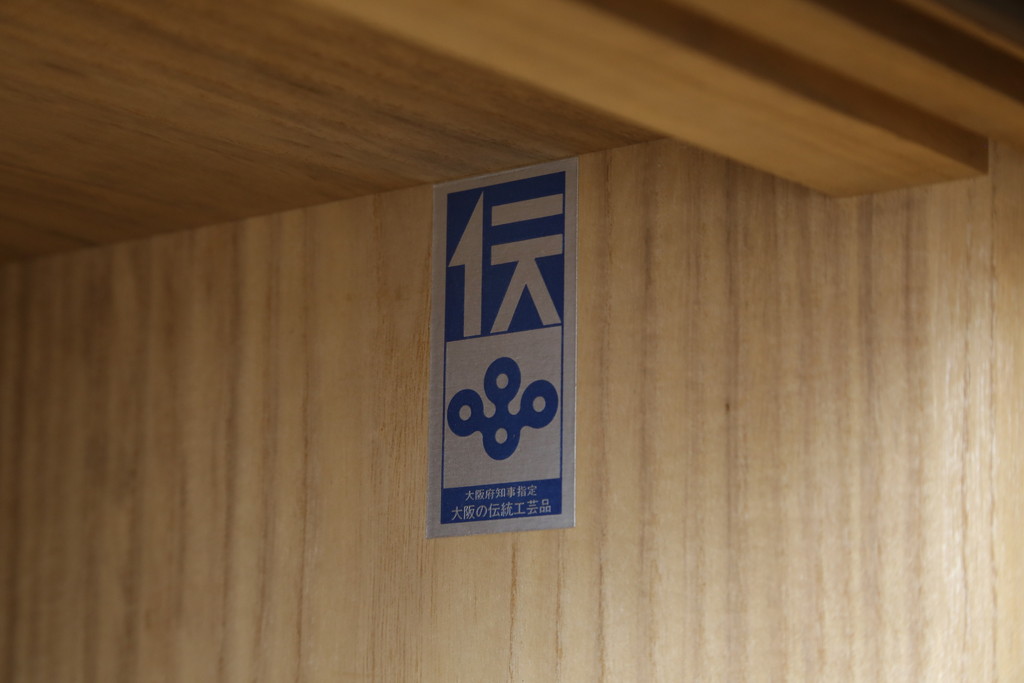 総桐箪笥の見た目を変えずに綺麗にリペア!すべての金具を取り外し、本体の表面についている砥の粉を落として洗い出し作業。引き出しや扉等の可動部の調整をし、蜜蝋ワックスにて仕上げ。(桐たんす、着物箪笥、引き出し、衣装箪笥、チェスト)