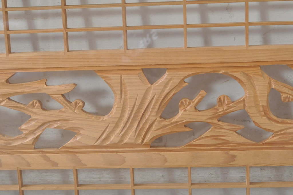 ビンテージ建具　松竹梅の彫刻が目を惹く上品な組子入り彫刻欄間2枚セット(明り取り、明かり取り、ヴィンテージ)(R-073467)