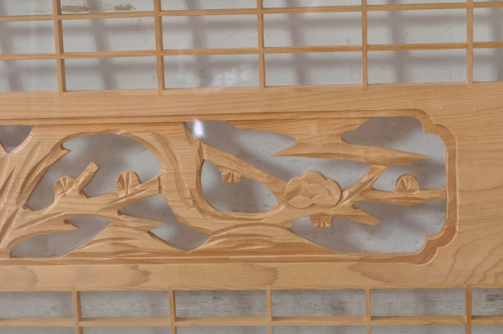 ビンテージ建具　松竹梅の彫刻が目を惹く上品な組子入り彫刻欄間2枚セット(明り取り、明かり取り、ヴィンテージ)(R-073467)