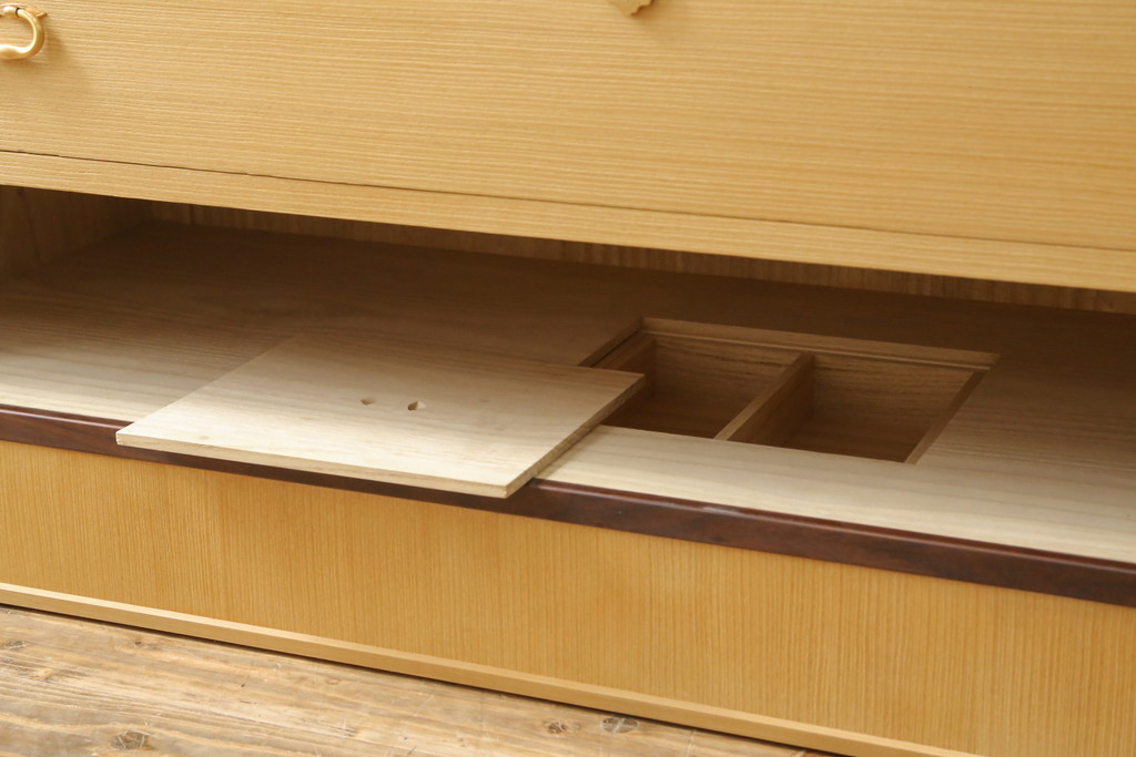 総桐箪笥の見た目を変えずに綺麗にリペア!すべての金具を取り外し、本体の表面についている砥の粉を落として洗い出し作業。引き出しや扉等の可動部の調整をし、蜜蝋ワックスにて仕上げ。(桐たんす、着物箪笥、引き出し、衣装箪笥、チェスト)
