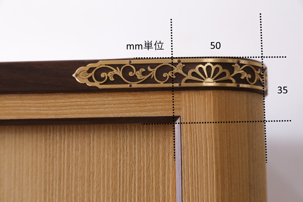 総桐箪笥の見た目を変えずに綺麗にリペア!すべての金具を取り外し、本体の表面についている砥の粉を落として洗い出し作業。引き出しや扉等の可動部の調整をし、蜜蝋ワックスにて仕上げ。(桐たんす、着物箪笥、引き出し、衣装箪笥、チェスト)