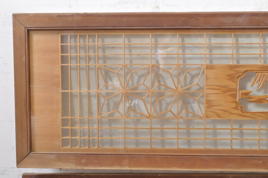 ビンテージ建具　松竹梅の彫刻が目を惹く上品な組子入り彫刻欄間2枚セット(明り取り、明かり取り、ヴィンテージ)(R-073467)