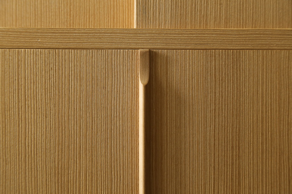 総桐箪笥の見た目を変えずに綺麗にリペア!すべての金具を取り外し、本体の表面についている砥の粉を落として洗い出し作業。引き出しや扉等の可動部の調整をし、蜜蝋ワックスにて仕上げ。(桐たんす、着物箪笥、引き出し、衣装箪笥、チェスト)