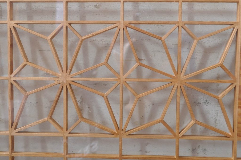 ビンテージ建具　松竹梅の彫刻が目を惹く上品な組子入り彫刻欄間2枚セット(明り取り、明かり取り、ヴィンテージ)(R-073467)