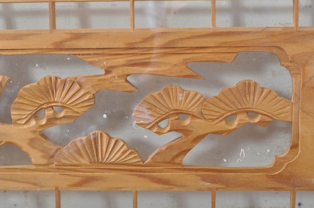 ビンテージ建具　松竹梅の彫刻が目を惹く上品な組子入り彫刻欄間2枚セット(明り取り、明かり取り、ヴィンテージ)(R-073467)