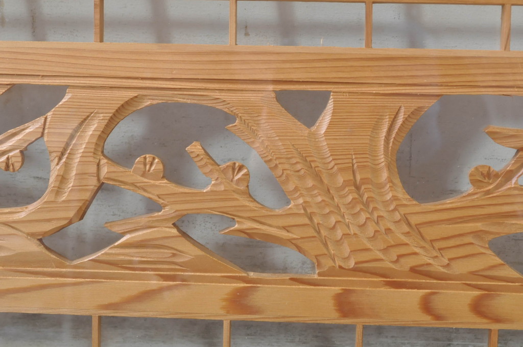 ビンテージ建具　松竹梅の彫刻が目を惹く上品な組子入り彫刻欄間2枚セット(明り取り、明かり取り、ヴィンテージ)(R-073467)