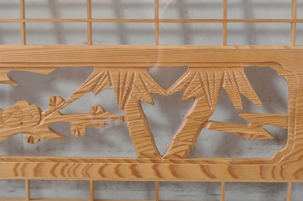 ビンテージ建具　松竹梅の彫刻が目を惹く上品な組子入り彫刻欄間2枚セット(明り取り、明かり取り、ヴィンテージ)(R-073467)