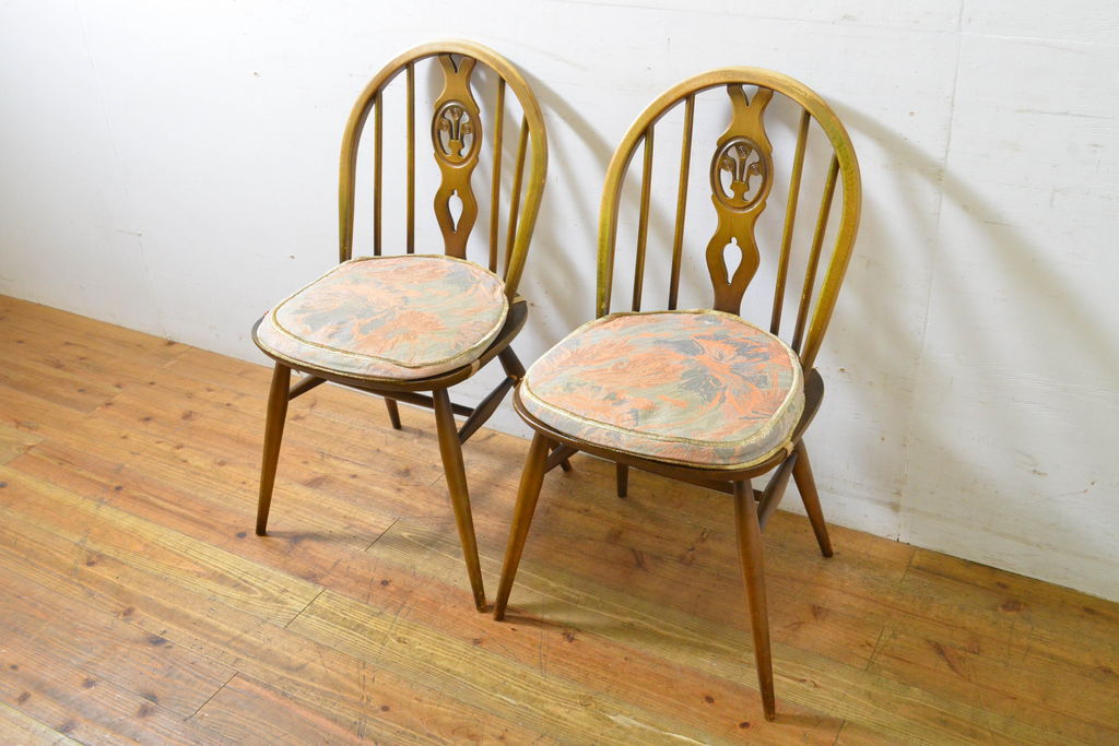 イギリスアンティーク　ERCOL(アーコール)　クッション付き　アザミの透かし彫りが上品な印象を与えるシスルバックチェア2脚セット(椅子、ダイニングチェア、板座チェア、イス、バラ売り可能)(R-063037)