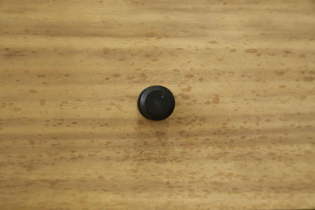中古　寿楽　欅(ケヤキ)材　隠し付き　存在感のある金具付きの民芸箪笥(サイドボード、リビングボード、食器棚、収納棚、戸棚、カップボード、サイドキャビネット)(R-082635)