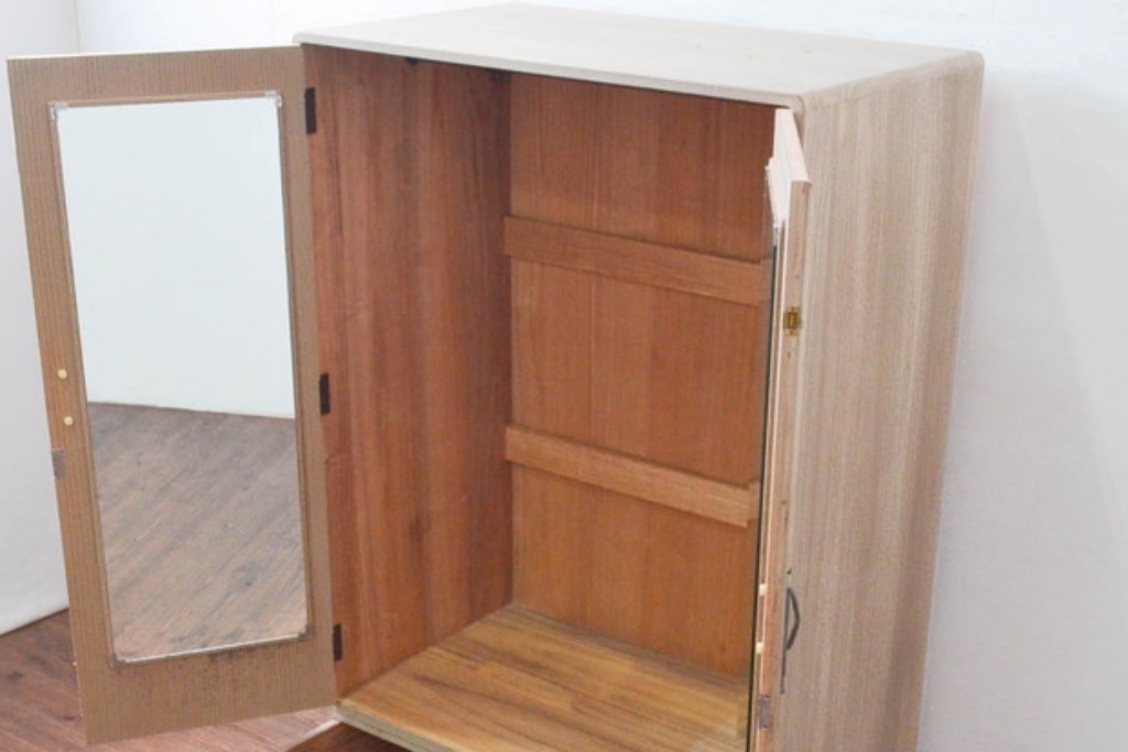 中古　伝統工芸士　中沢和夫作　意匠を凝らした金具が目を引く引き出し1杯付き加茂総桐箪笥ワードローブ・上段(並厚、四方丸、総桐たんす、衣装箪笥、洋服タンス)(R-082945)