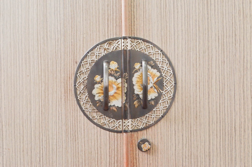 中古　伝統工芸士　中沢和夫作　意匠を凝らした金具が目を引く引き出し1杯付き加茂総桐箪笥ワードローブ・上段(並厚、四方丸、総桐たんす、衣装箪笥、洋服タンス)(R-082945)