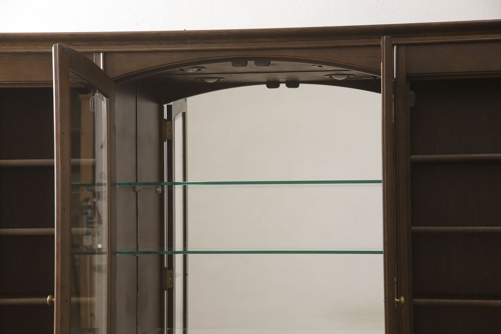 中古　美品　カリモク家具　クラシカルな佇まいが魅力的なキャビネット(キュリオケース、飾り棚、食器棚、収納棚)(R-054849)