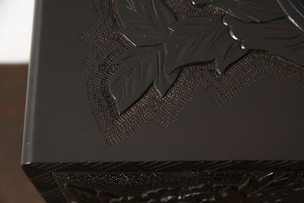 中古　美品　伝統工芸　日光彫り　大胆にあしらわれた牡丹の図柄が魅力的な小引き出し(小物収納、卓上収納)(R-061193)
