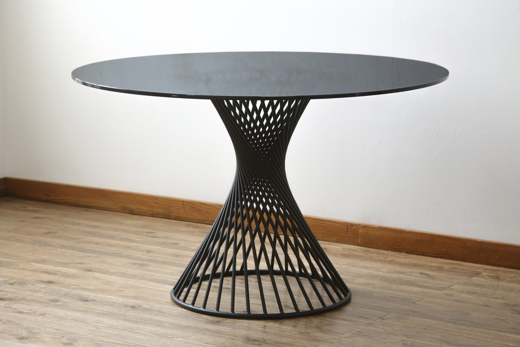 中古　美品　イタリア　calligaris(カリガリス)　VORTEX(ヴォルテックス)　強化ガラス天板　螺旋状のベースがエレガントなラウンドテーブル(丸テーブル、2人掛けダイニングテーブル、4人掛けダイニングテーブル、食卓)(定価約23万円)(R-082116)