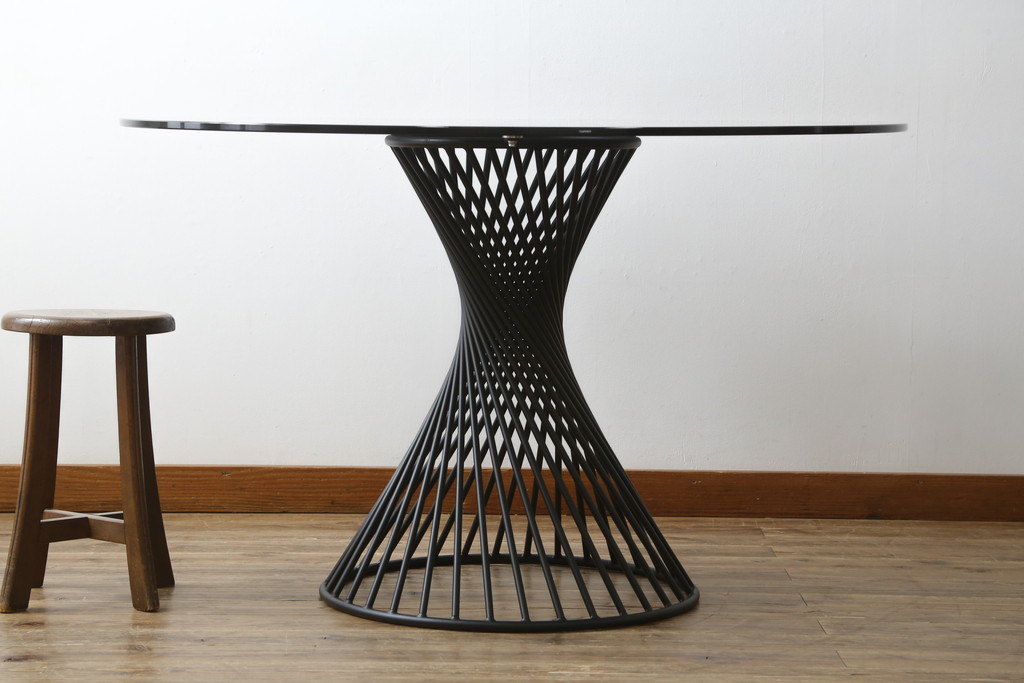 中古　美品　イタリア　calligaris(カリガリス)　VORTEX(ヴォルテックス)　強化ガラス天板　螺旋状のベースがエレガントなラウンドテーブル(丸テーブル、2人掛けダイニングテーブル、4人掛けダイニングテーブル、食卓)(定価約23万円)(R-082116)