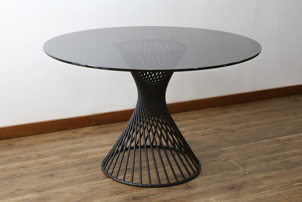 中古　美品　イタリア　calligaris(カリガリス)　VORTEX(ヴォルテックス)　強化ガラス天板　螺旋状のベースがエレガントなラウンドテーブル(丸テーブル、2人掛けダイニングテーブル、4人掛けダイニングテーブル、食卓)(定価約23万円)(R-082116)