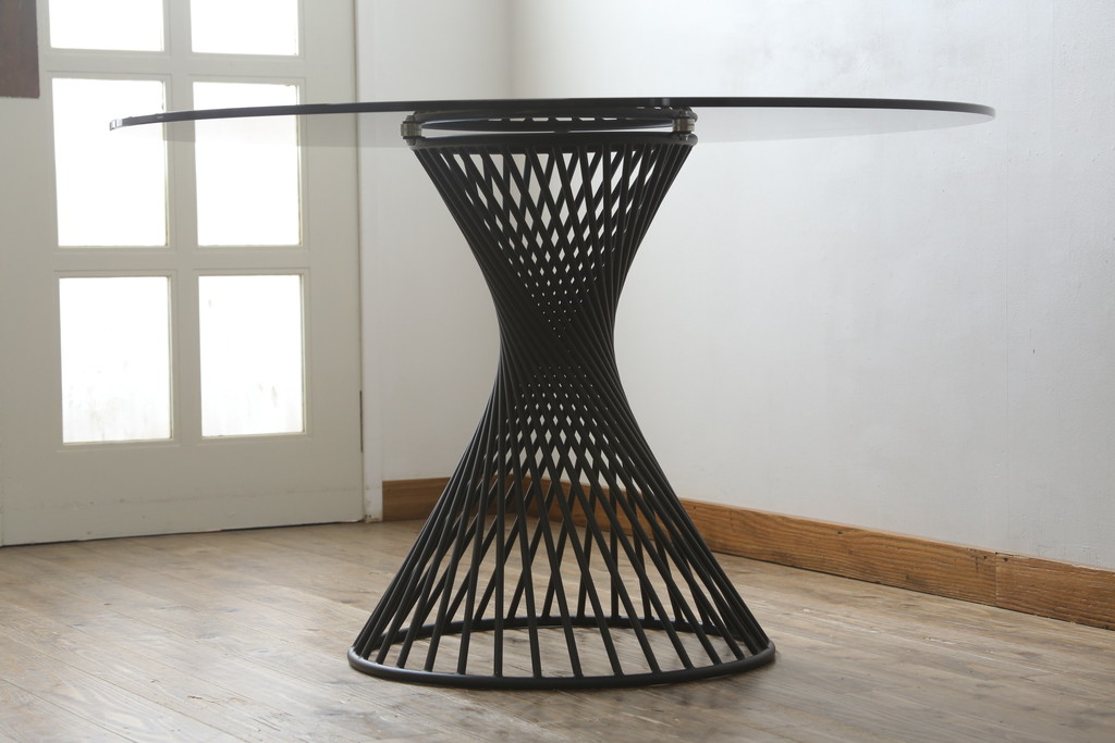 中古　美品　イタリア　calligaris(カリガリス)　VORTEX(ヴォルテックス)　強化ガラス天板　螺旋状のベースがエレガントなラウンドテーブル(丸テーブル、2人掛けダイニングテーブル、4人掛けダイニングテーブル、食卓)(定価約23万円)(R-082116)