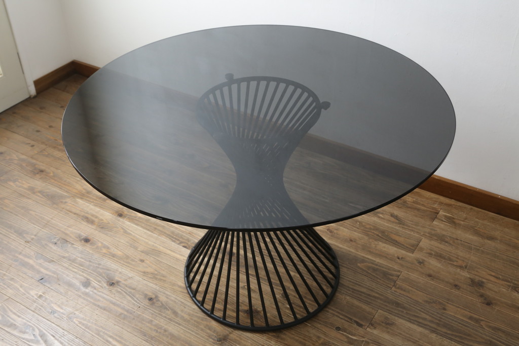 中古　美品　イタリア　calligaris(カリガリス)　VORTEX(ヴォルテックス)　強化ガラス天板　螺旋状のベースがエレガントなラウンドテーブル(丸テーブル、2人掛けダイニングテーブル、4人掛けダイニングテーブル、食卓)(定価約23万円)(R-082116)