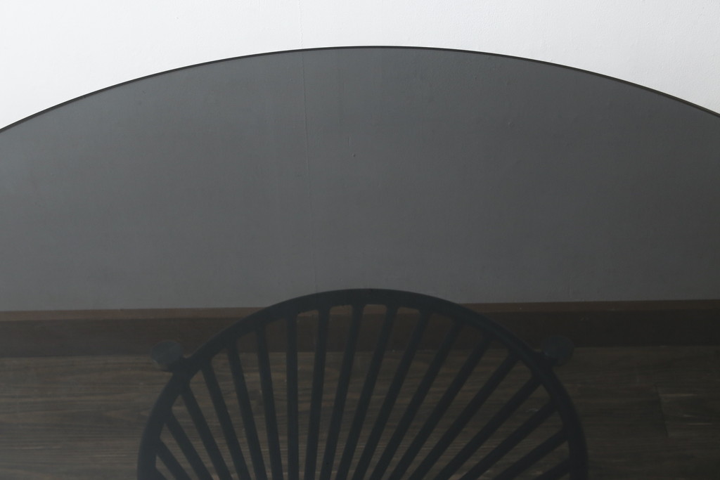 中古　美品　イタリア　calligaris(カリガリス)　VORTEX(ヴォルテックス)　強化ガラス天板　螺旋状のベースがエレガントなラウンドテーブル(丸テーブル、2人掛けダイニングテーブル、4人掛けダイニングテーブル、食卓)(定価約23万円)(R-082116)