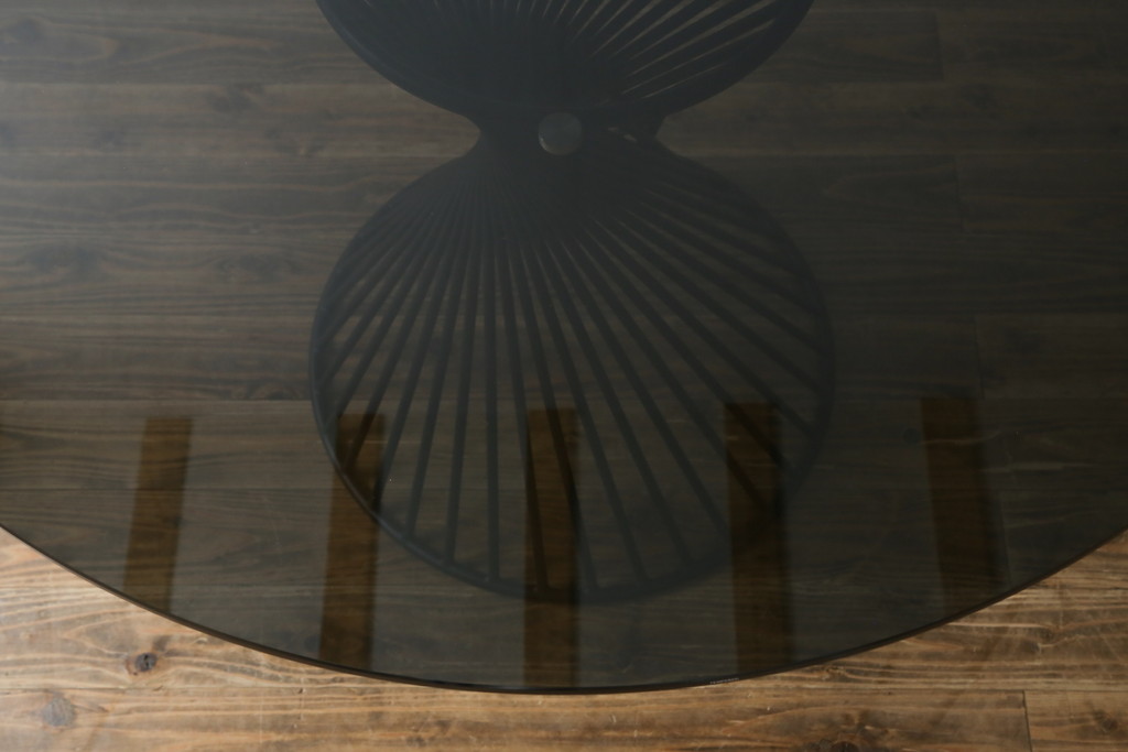 中古　美品　イタリア　calligaris(カリガリス)　VORTEX(ヴォルテックス)　強化ガラス天板　螺旋状のベースがエレガントなラウンドテーブル(丸テーブル、2人掛けダイニングテーブル、4人掛けダイニングテーブル、食卓)(定価約23万円)(R-082116)