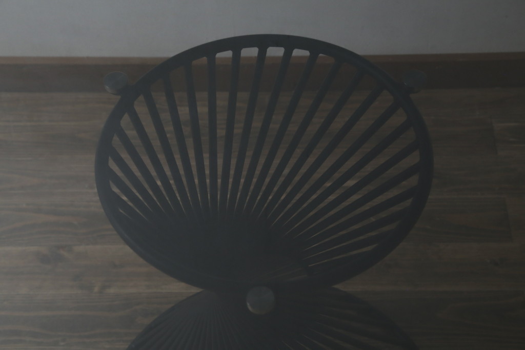 中古　美品　イタリア　calligaris(カリガリス)　VORTEX(ヴォルテックス)　強化ガラス天板　螺旋状のベースがエレガントなラウンドテーブル(丸テーブル、2人掛けダイニングテーブル、4人掛けダイニングテーブル、食卓)(定価約23万円)(R-082116)