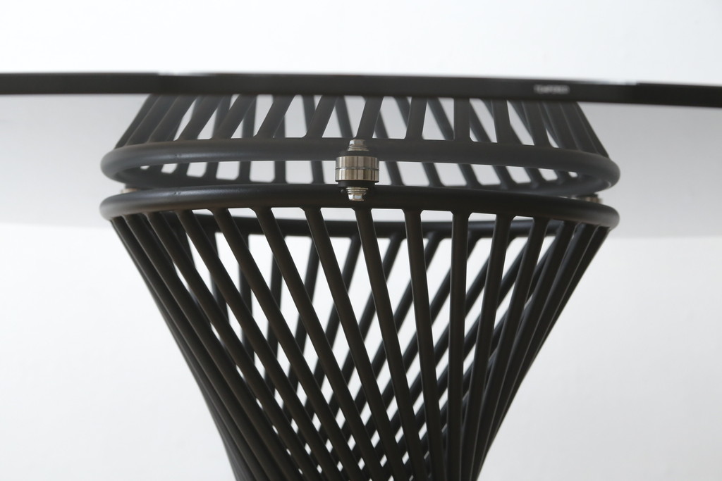中古　美品　イタリア　calligaris(カリガリス)　VORTEX(ヴォルテックス)　強化ガラス天板　螺旋状のベースがエレガントなラウンドテーブル(丸テーブル、2人掛けダイニングテーブル、4人掛けダイニングテーブル、食卓)(定価約23万円)(R-082116)