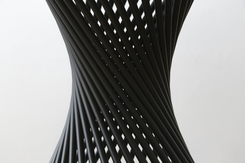 中古　美品　イタリア　calligaris(カリガリス)　VORTEX(ヴォルテックス)　強化ガラス天板　螺旋状のベースがエレガントなラウンドテーブル(丸テーブル、2人掛けダイニングテーブル、4人掛けダイニングテーブル、食卓)(定価約23万円)(R-082116)