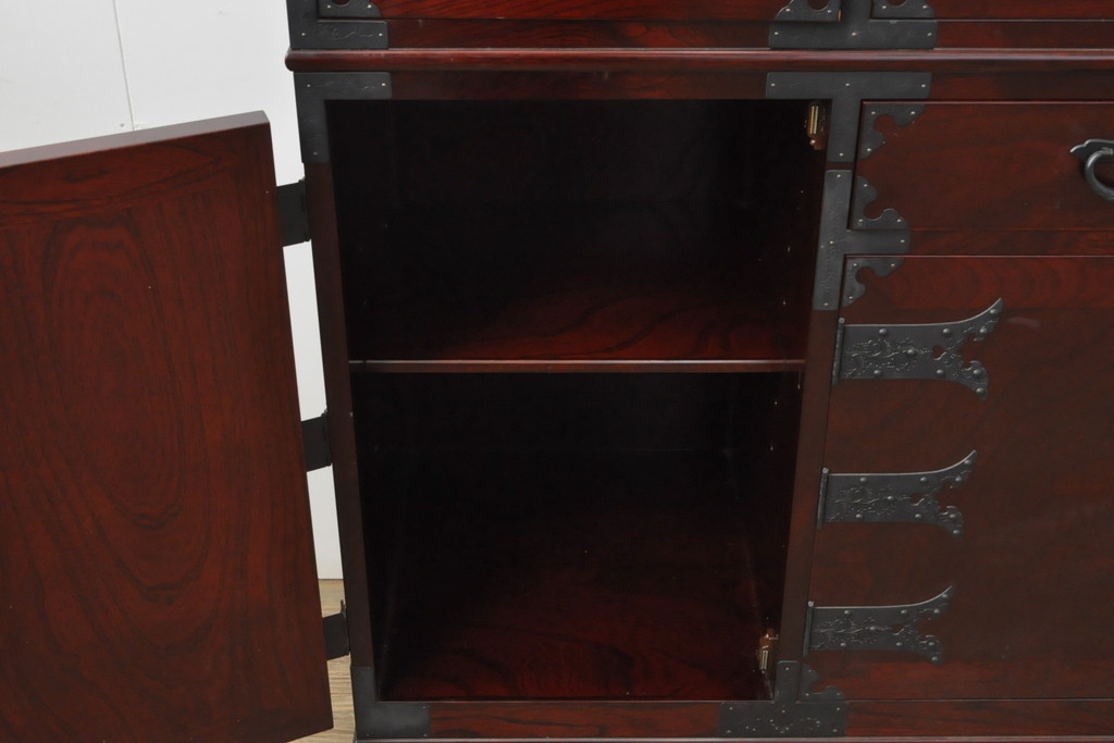中古　二本松工藝館　田中家具　重厚感ある佇まいが魅力的な水屋箪笥(キャビネット、食器棚、戸棚、収納棚)(R-057728)