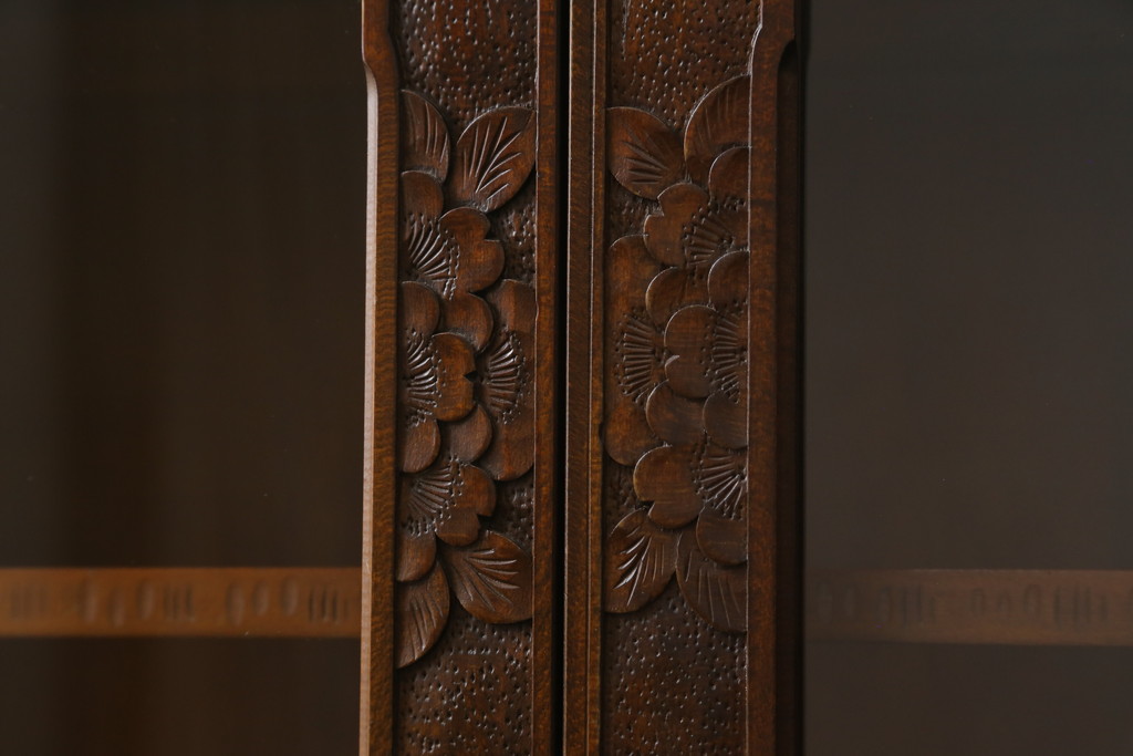中古　美品　軽井沢彫り　隅々まで施された桜の彫りが美しい収納棚(本棚、キャビネット、サイドキャビネット、食器棚、飾り棚、戸棚)(R-080288)