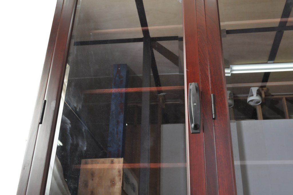中古　二本松工藝館　田中家具　台輪・脚付きリメイク　重厚感ある佇まいが魅力的な水屋箪笥キャビネット(食器棚、戸棚、収納棚、飾り棚)(R-057729)