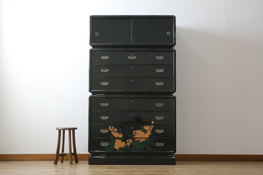 中古　展示品　美品　讃岐塗り　漆塗り　モダンな高級中桐箪笥(定価約180万円)(和箪笥、着物たんす、和服タンス、重ねタンス)(R-058156)