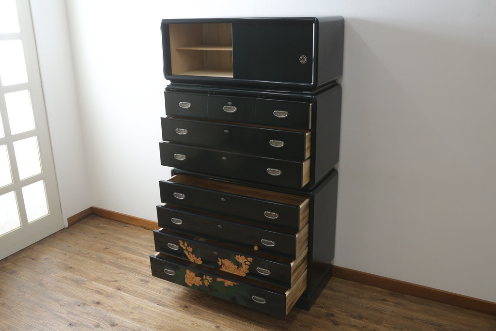 中古　展示品　美品　讃岐塗り　漆塗り　モダンな高級中桐箪笥(定価約180万円)(和箪笥、着物たんす、和服タンス、重ねタンス)(R-058156)