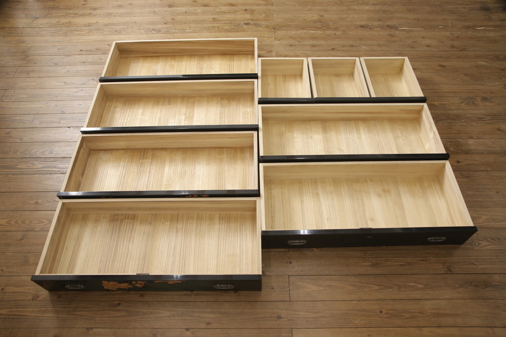 中古　展示品　美品　讃岐塗り　漆塗り　モダンな高級中桐箪笥(定価約180万円)(和箪笥、着物たんす、和服タンス、重ねタンス)(R-058156)