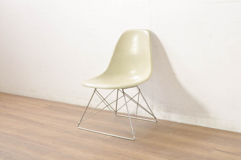 アメリカビンテージ　Hermanmiller(ハーマンミラー社)　Charles & Ray Eames(チャールズ&レイ・イームズ)　シンプルで洗練されたフォルムがおしゃれなファイバーグラスサイドシェルチェア(ダイニングチェア、椅子、イス、ヴィンテージ)(R-080720)