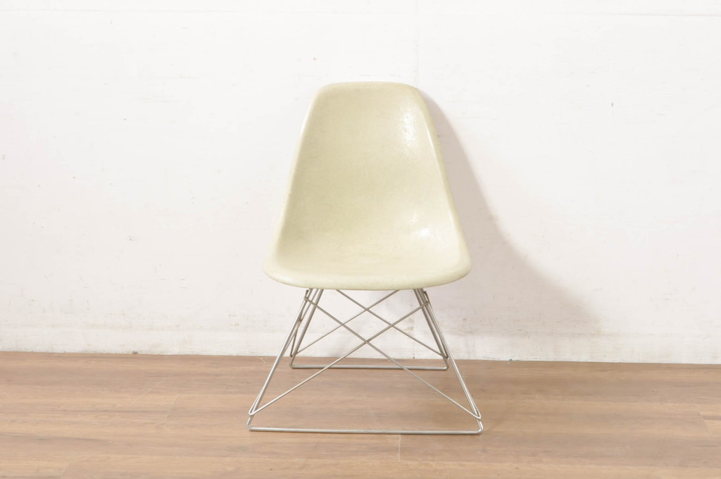 アメリカビンテージ　Hermanmiller(ハーマンミラー社)　Charles & Ray Eames(チャールズ&レイ・イームズ)　シンプルで洗練されたフォルムがおしゃれなファイバーグラスサイドシェルチェア(ダイニングチェア、椅子、イス、ヴィンテージ)(R-080720)