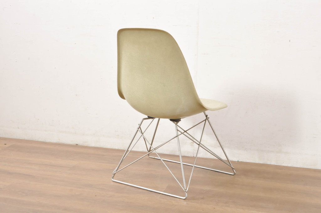 アメリカビンテージ　Hermanmiller(ハーマンミラー社)　Charles & Ray Eames(チャールズ&レイ・イームズ)　シンプルで洗練されたフォルムがおしゃれなファイバーグラスサイドシェルチェア(ダイニングチェア、椅子、イス、ヴィンテージ)(R-080720)