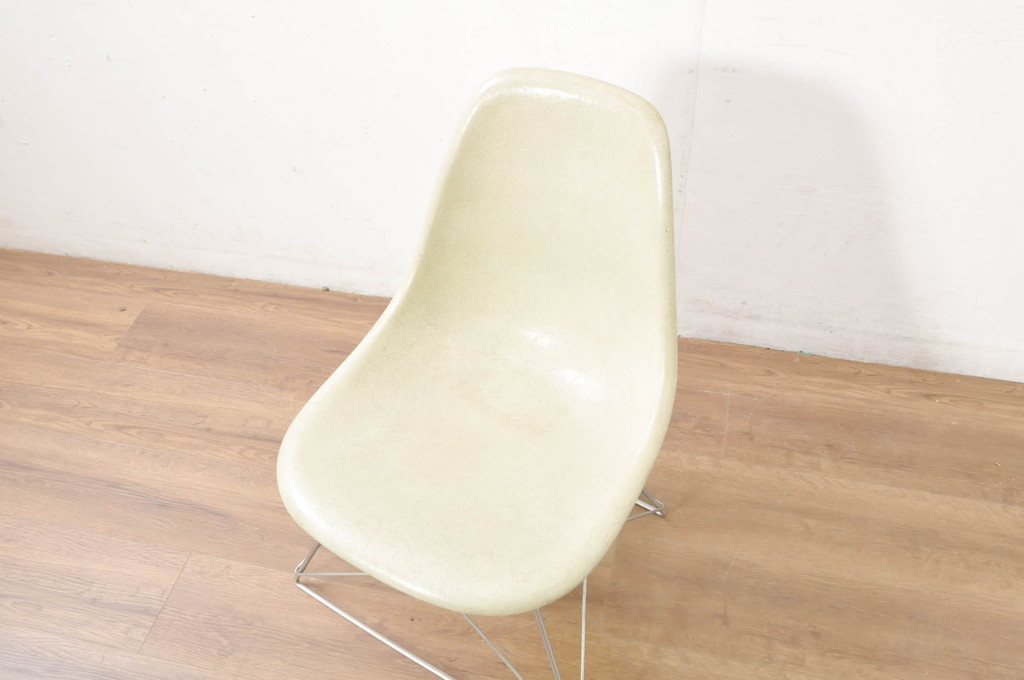アメリカビンテージ　Hermanmiller(ハーマンミラー社)　Charles & Ray Eames(チャールズ&レイ・イームズ)　シンプルで洗練されたフォルムがおしゃれなファイバーグラスサイドシェルチェア(ダイニングチェア、椅子、イス、ヴィンテージ)(R-080720)