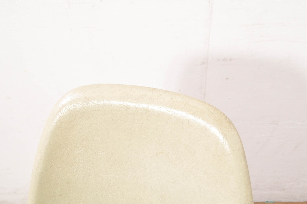 アメリカビンテージ　Hermanmiller(ハーマンミラー社)　Charles & Ray Eames(チャールズ&レイ・イームズ)　シンプルで洗練されたフォルムがおしゃれなファイバーグラスサイドシェルチェア(ダイニングチェア、椅子、イス、ヴィンテージ)(R-080720)