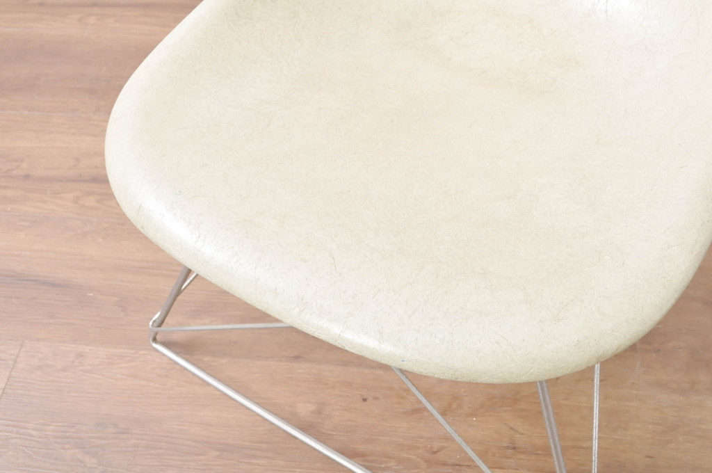 アメリカビンテージ　Hermanmiller(ハーマンミラー社)　Charles & Ray Eames(チャールズ&レイ・イームズ)　シンプルで洗練されたフォルムがおしゃれなファイバーグラスサイドシェルチェア(ダイニングチェア、椅子、イス、ヴィンテージ)(R-080720)