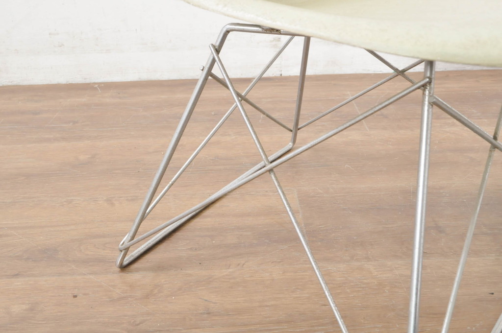 アメリカビンテージ　Hermanmiller(ハーマンミラー社)　Charles & Ray Eames(チャールズ&レイ・イームズ)　シンプルで洗練されたフォルムがおしゃれなファイバーグラスサイドシェルチェア(ダイニングチェア、椅子、イス、ヴィンテージ)(R-080720)