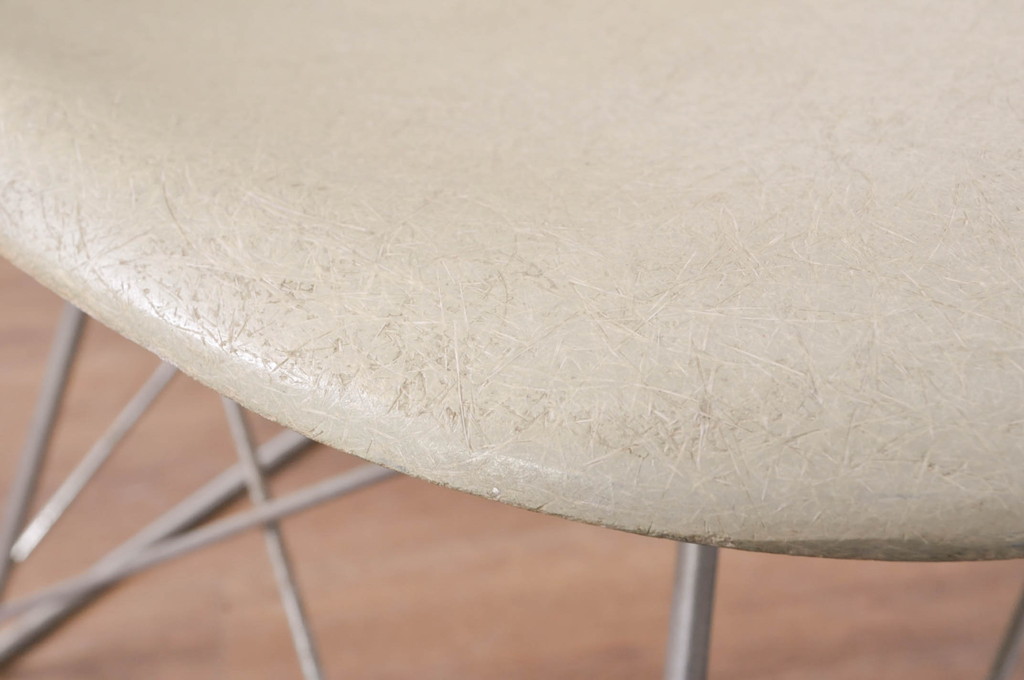 アメリカビンテージ　Hermanmiller(ハーマンミラー社)　Charles & Ray Eames(チャールズ&レイ・イームズ)　シンプルで洗練されたフォルムがおしゃれなファイバーグラスサイドシェルチェア(ダイニングチェア、椅子、イス、ヴィンテージ)(R-080720)