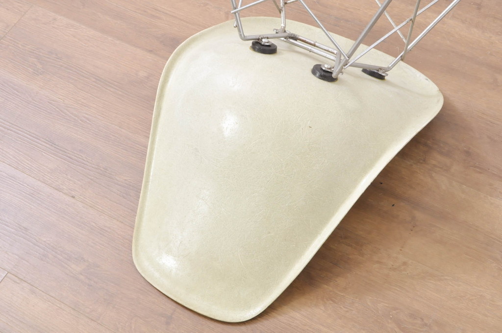 アメリカビンテージ　Hermanmiller(ハーマンミラー社)　Charles & Ray Eames(チャールズ&レイ・イームズ)　シンプルで洗練されたフォルムがおしゃれなファイバーグラスサイドシェルチェア(ダイニングチェア、椅子、イス、ヴィンテージ)(R-080720)
