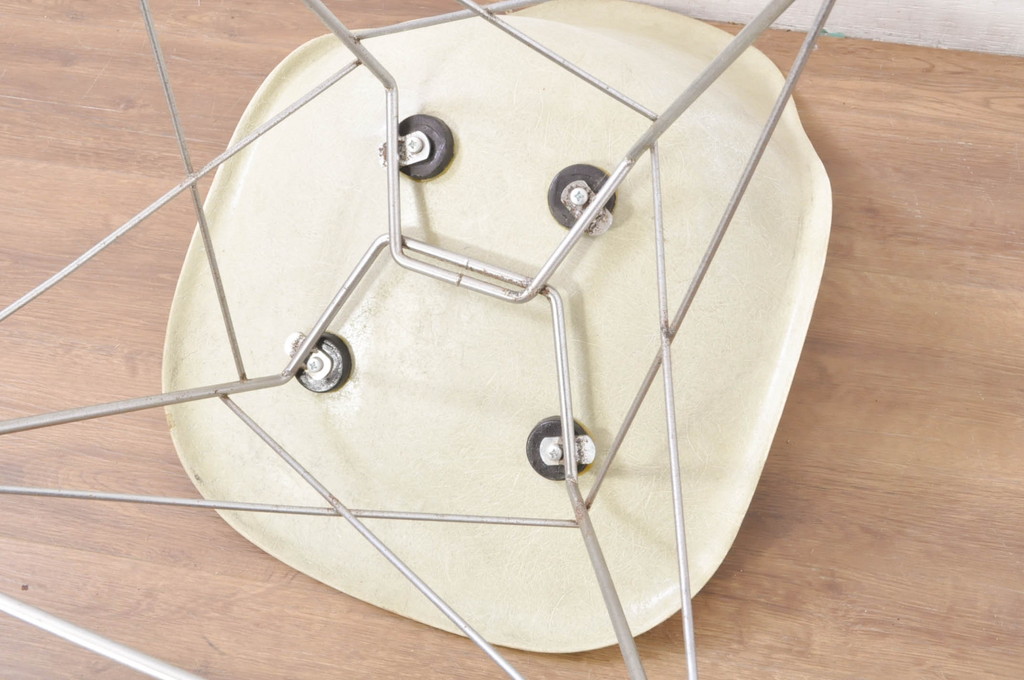 アメリカビンテージ　Hermanmiller(ハーマンミラー社)　Charles & Ray Eames(チャールズ&レイ・イームズ)　シンプルで洗練されたフォルムがおしゃれなファイバーグラスサイドシェルチェア(ダイニングチェア、椅子、イス、ヴィンテージ)(R-080720)