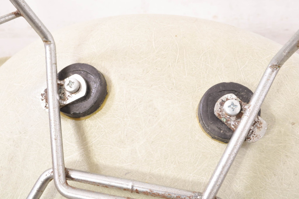 アメリカビンテージ　Hermanmiller(ハーマンミラー社)　Charles & Ray Eames(チャールズ&レイ・イームズ)　シンプルで洗練されたフォルムがおしゃれなファイバーグラスサイドシェルチェア(ダイニングチェア、椅子、イス、ヴィンテージ)(R-080720)